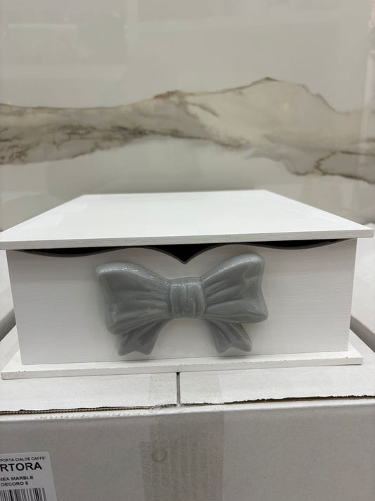 CASSETTO PORTA CIALDE O CAPSULE CON FIOCCO IN PORCELLANA GRIGIO